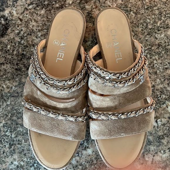 Chanel 2019 Interlocking CC Logo Slides - Picture 1 of 9